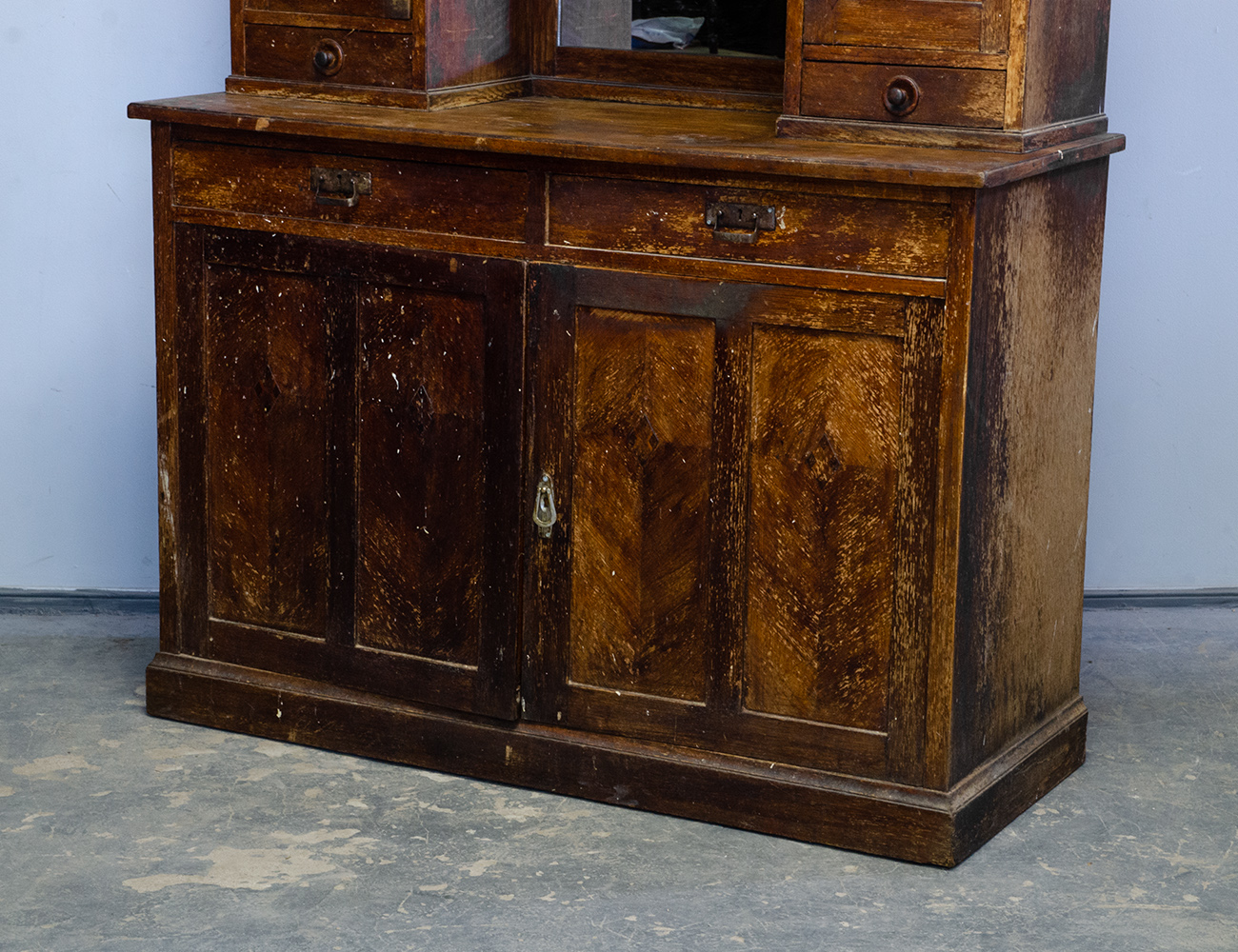 Старинный дубовый буфет