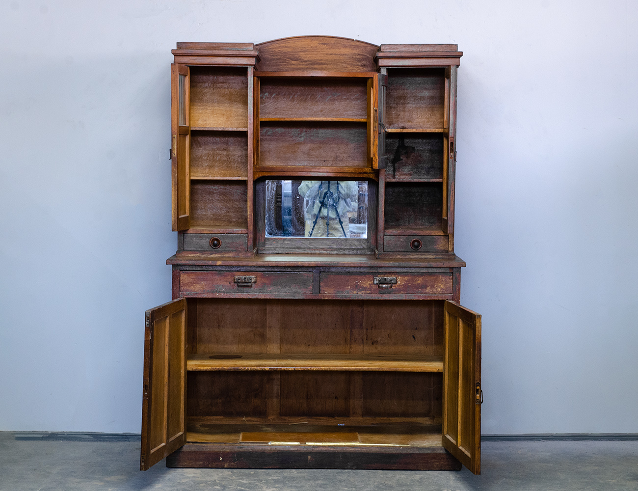 Старинный дубовый буфет