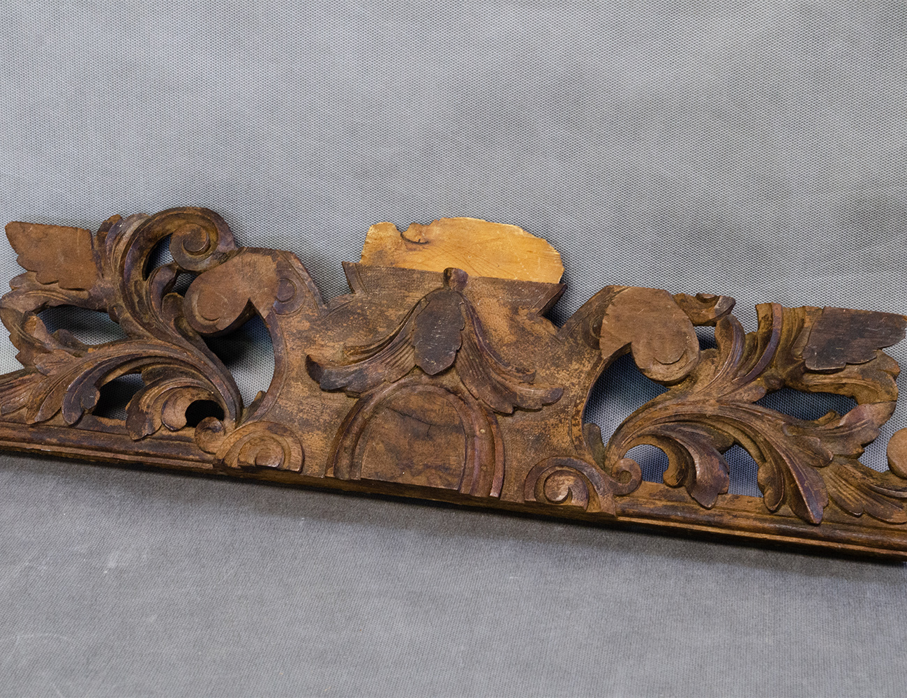 Антикварный резной фронтон