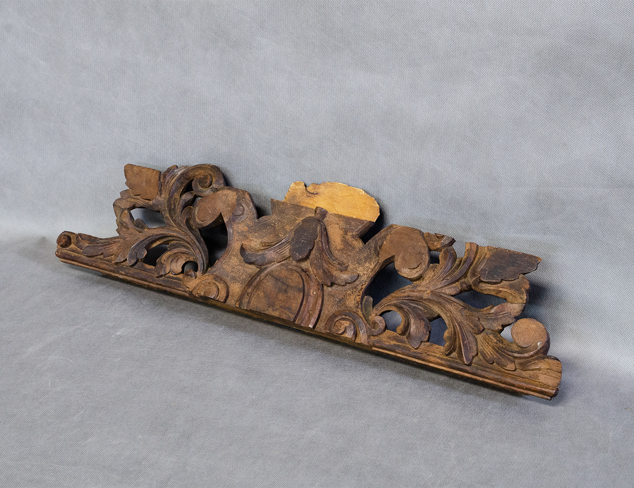 Антикварный резной фронтон