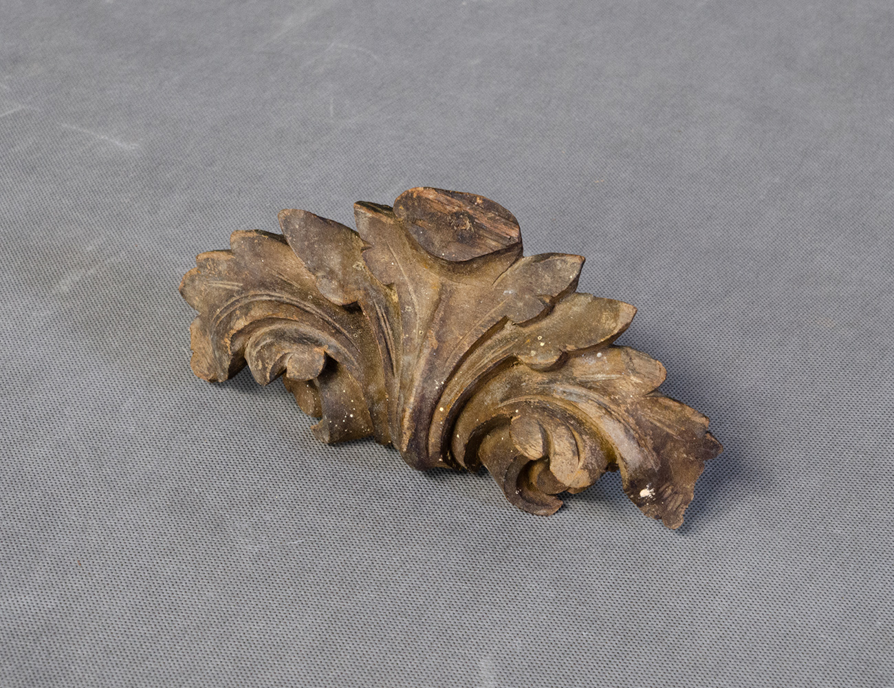 Антикварный резной элемент