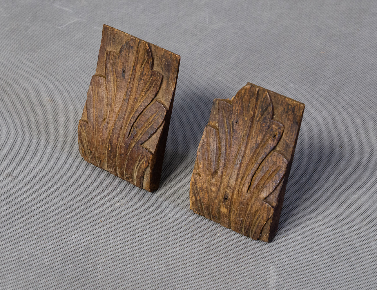 Пара антикварных резных элементов