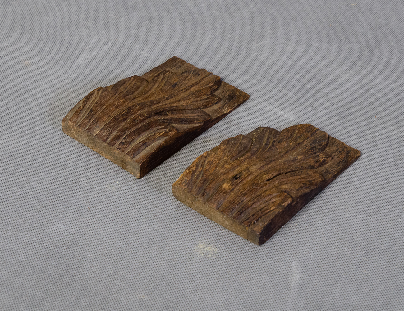 Пара антикварных резных элементов