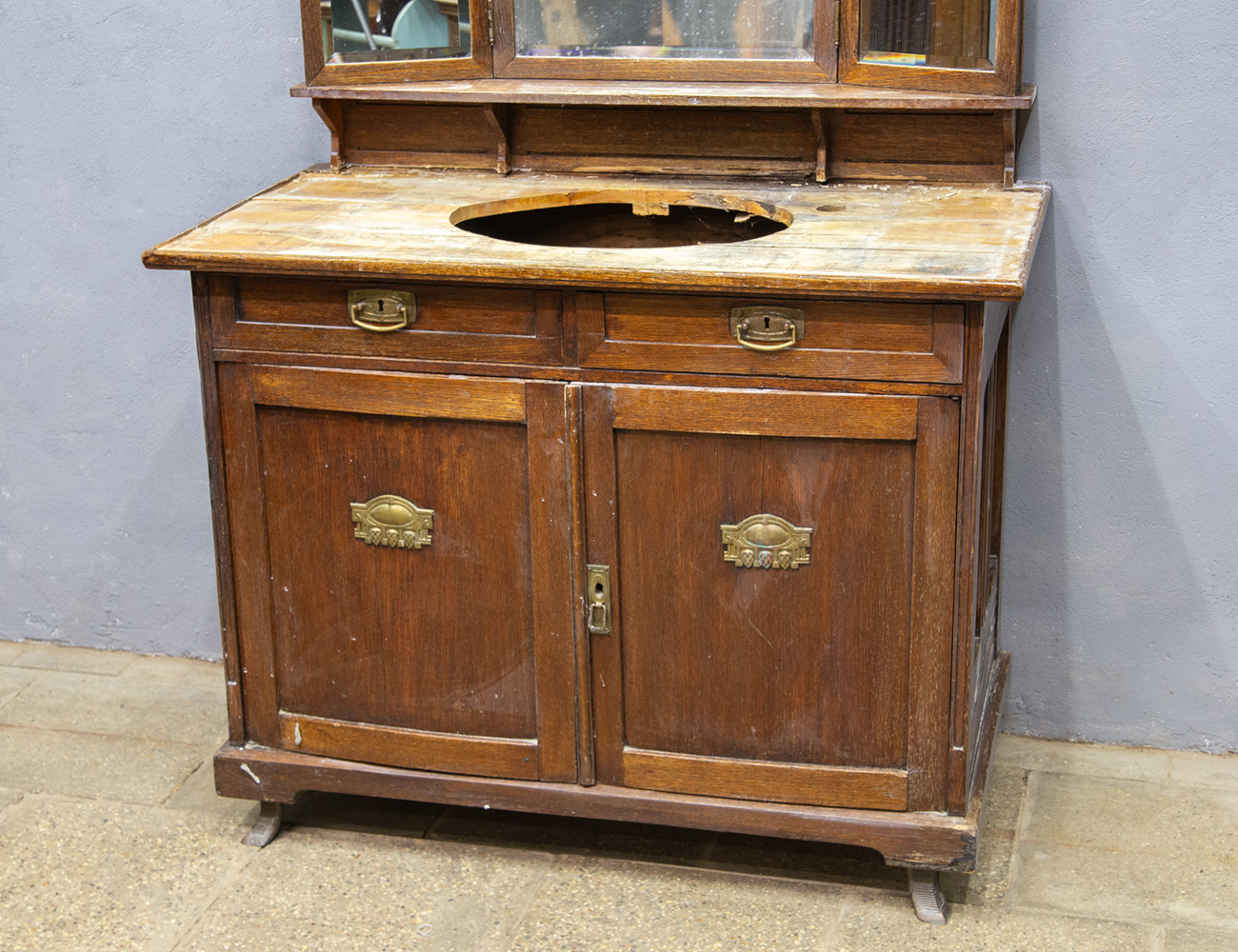 Антикварный умывальник в стиле модерн