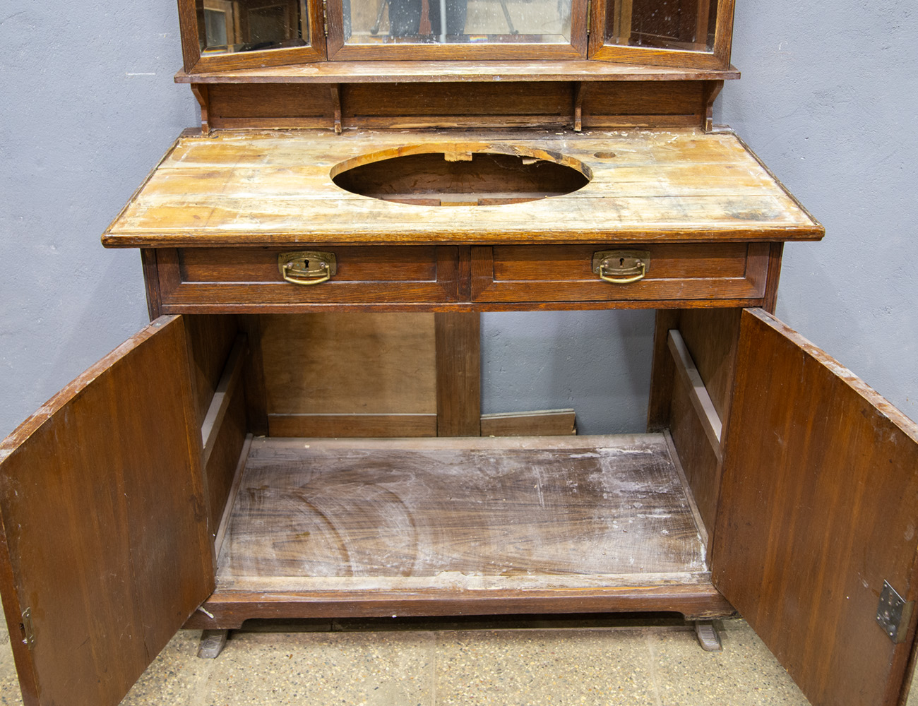 Антикварный умывальник в стиле модерн