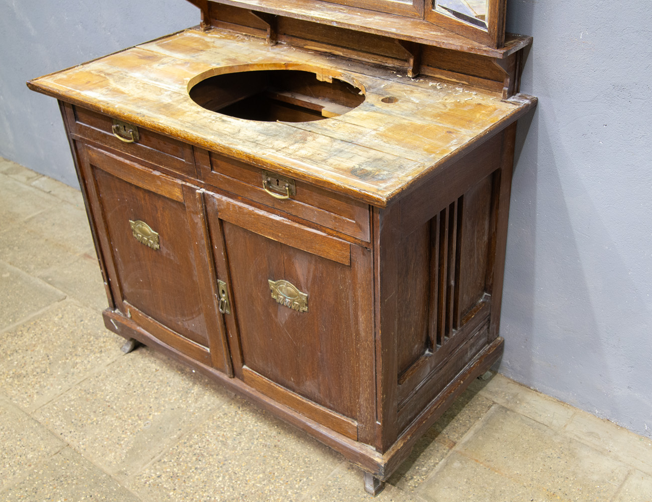 Антикварный умывальник в стиле модерн