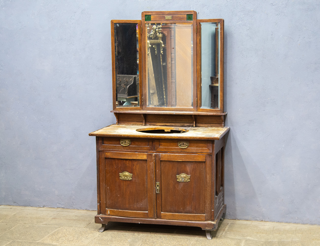 Антикварный умывальник в стиле модерн