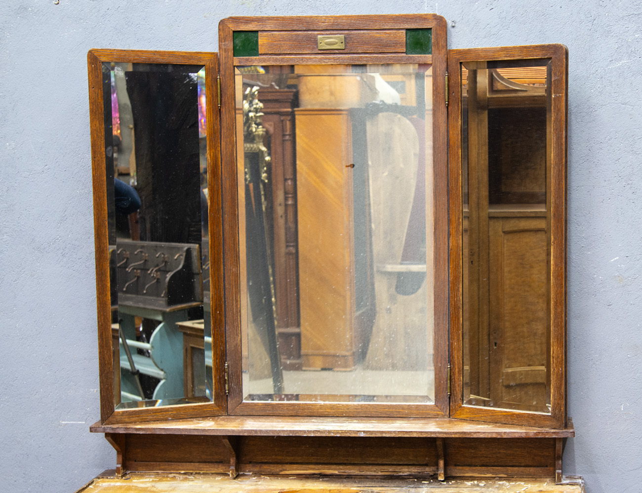 Антикварный умывальник в стиле модерн