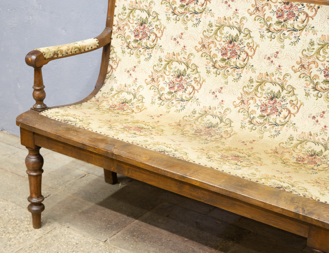 Старинный диван