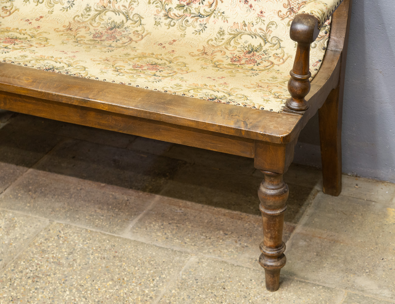 Старинный диван