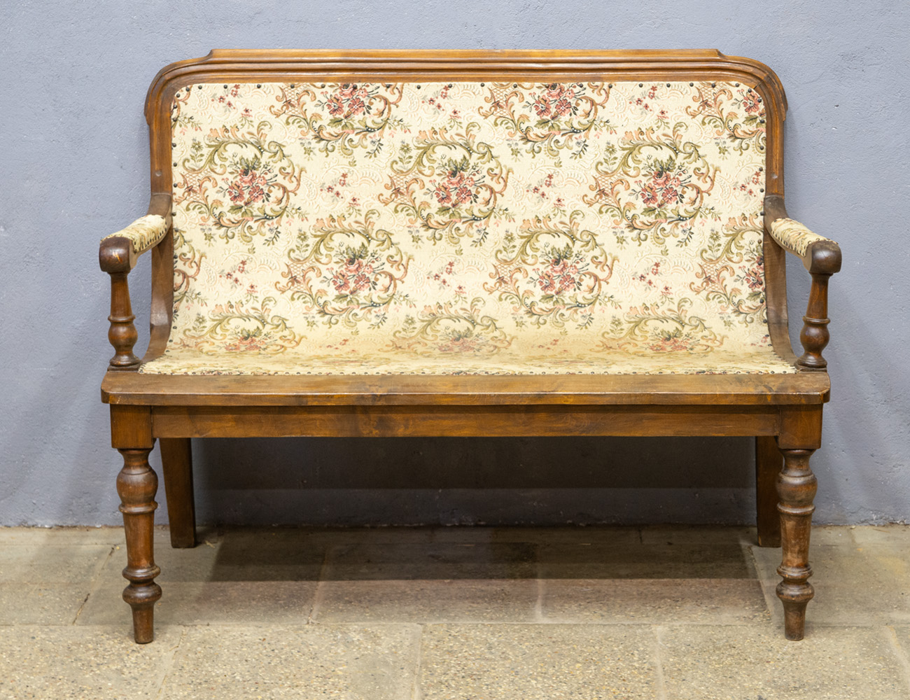 Старинный диван