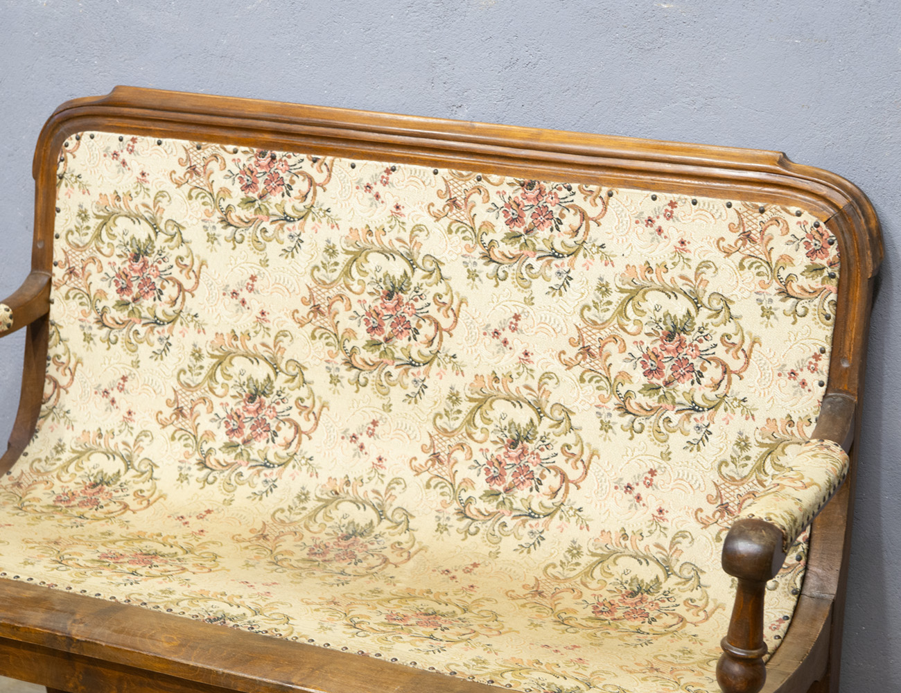 Старинный диван