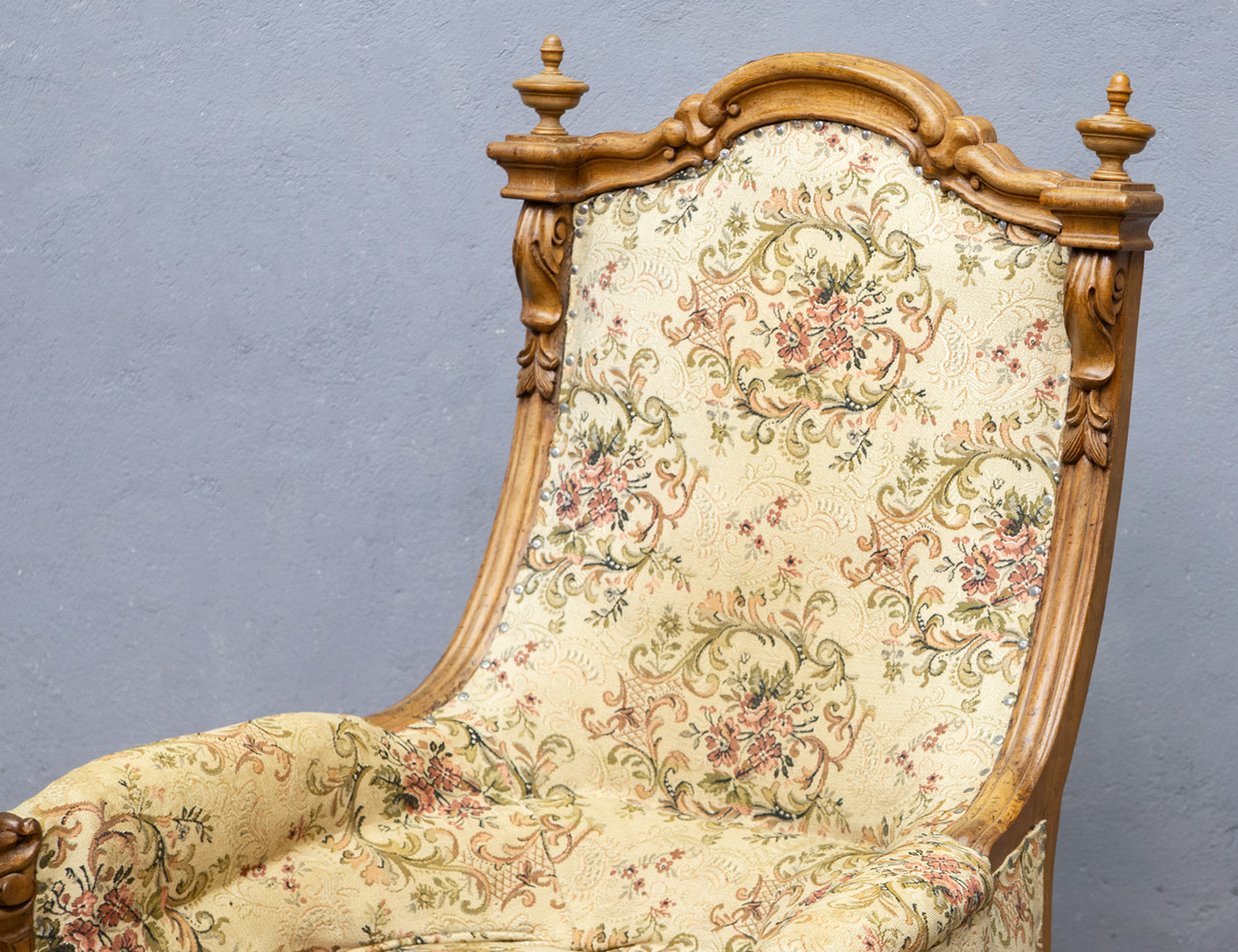 Антикварное ореховое кресло, 19 век