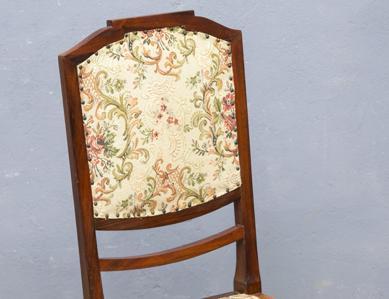 Антикварный стул в стиле модерн