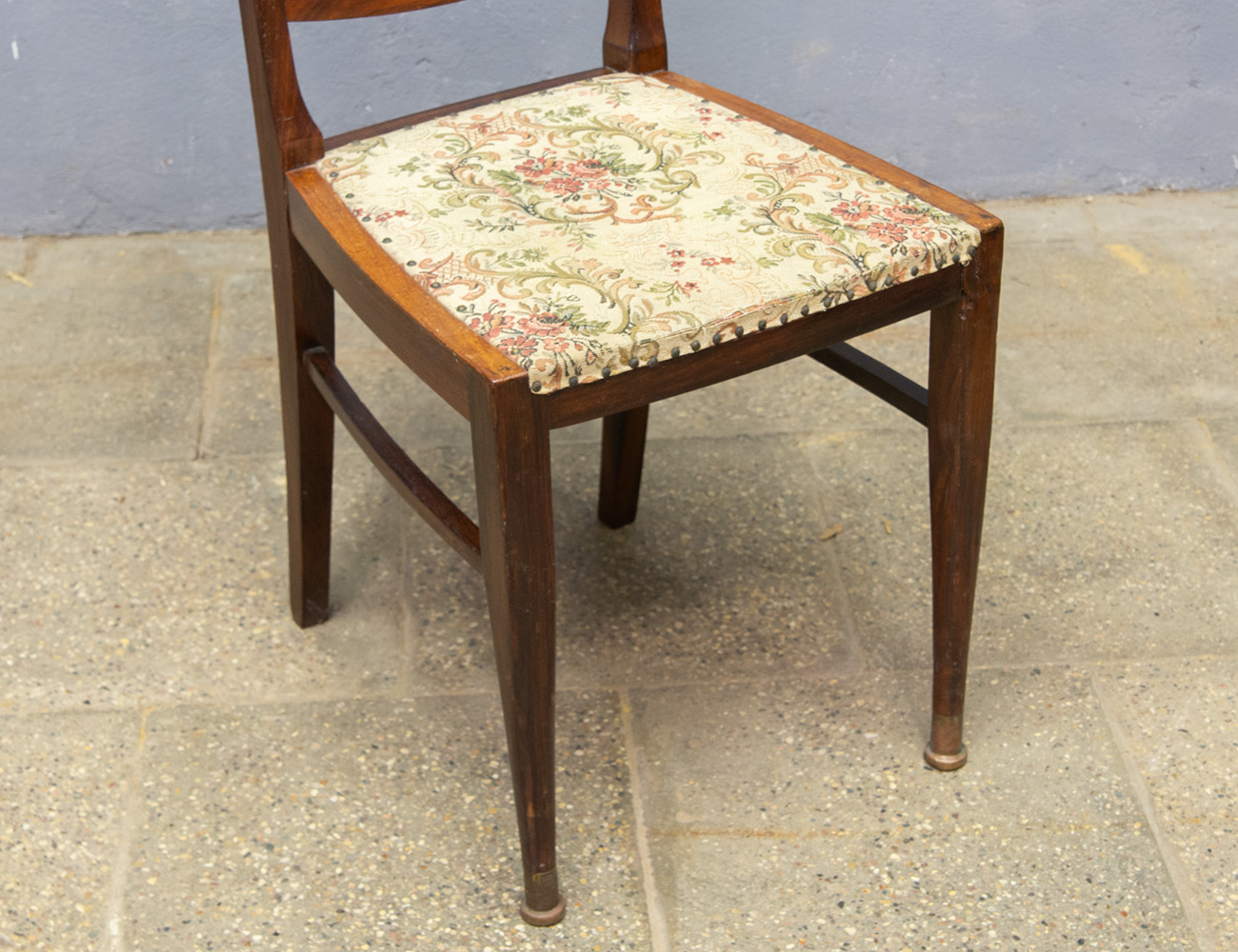 Антикварный стул в стиле модерн