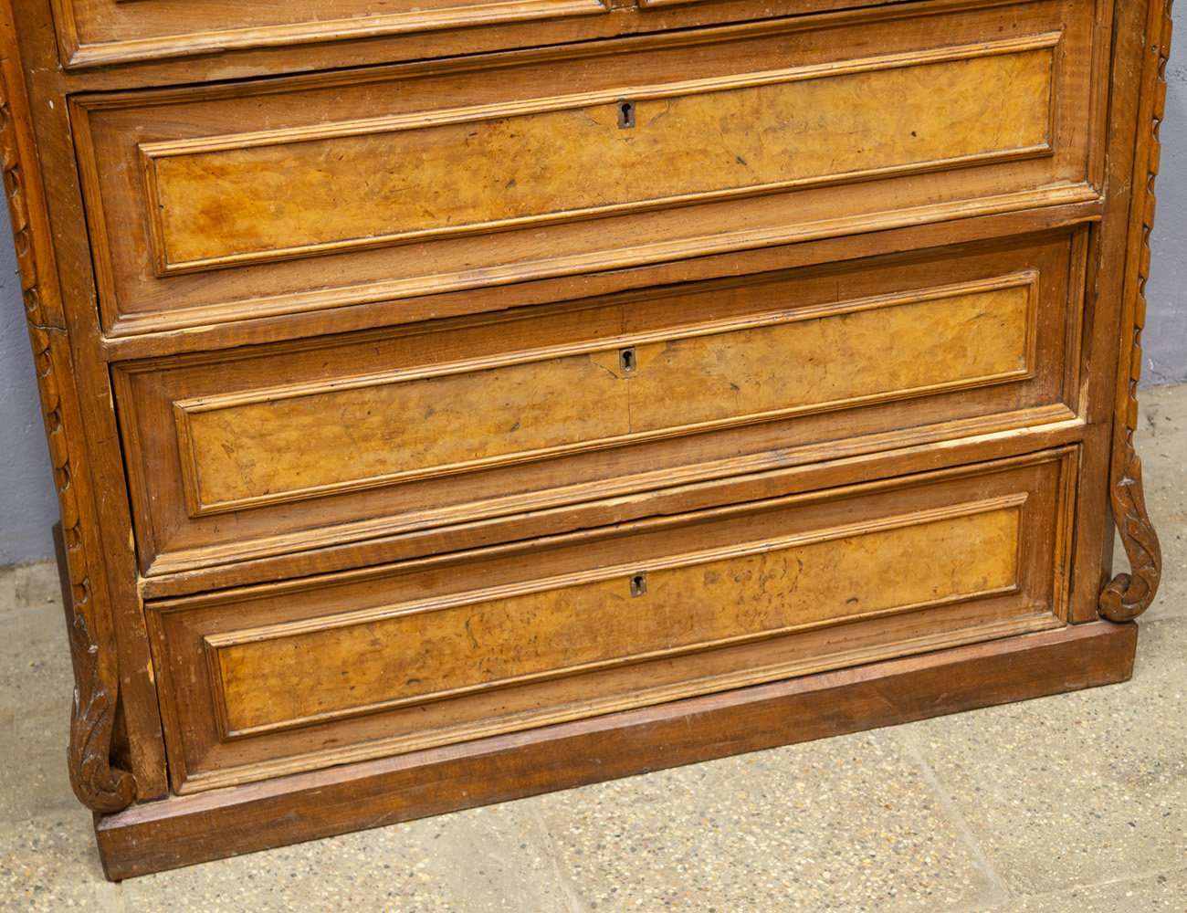 Антикварный ореховый комод, рококо