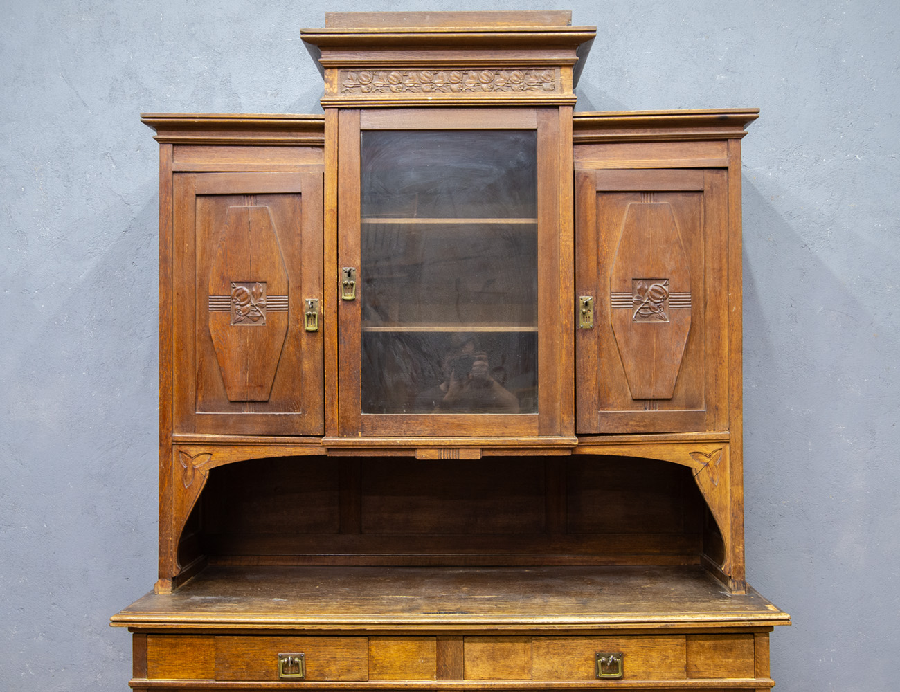 Антикварный дубовый буфет в стиле модерн