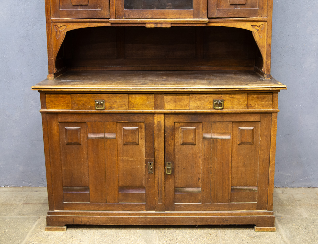 Антикварный дубовый буфет в стиле модерн