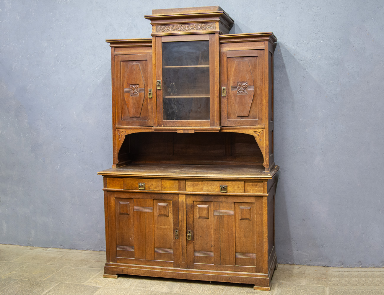 Антикварный дубовый буфет в стиле модерн