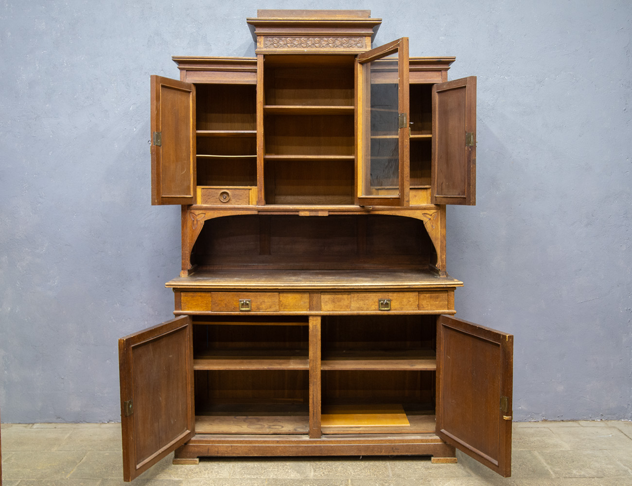 Антикварный дубовый буфет в стиле модерн