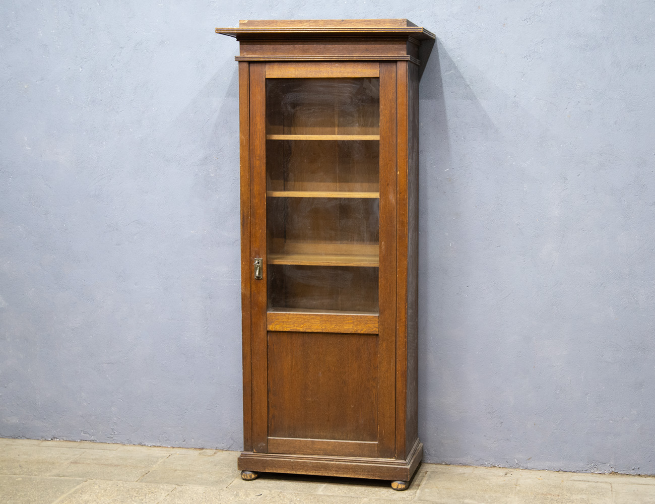 Антикварный книжный шкаф