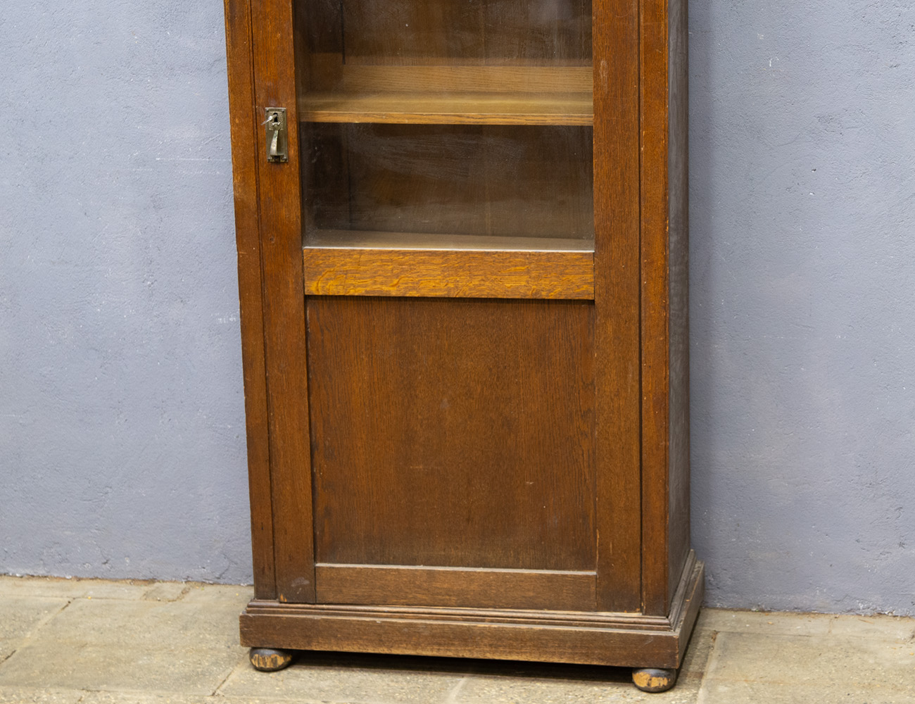 Антикварный книжный шкаф