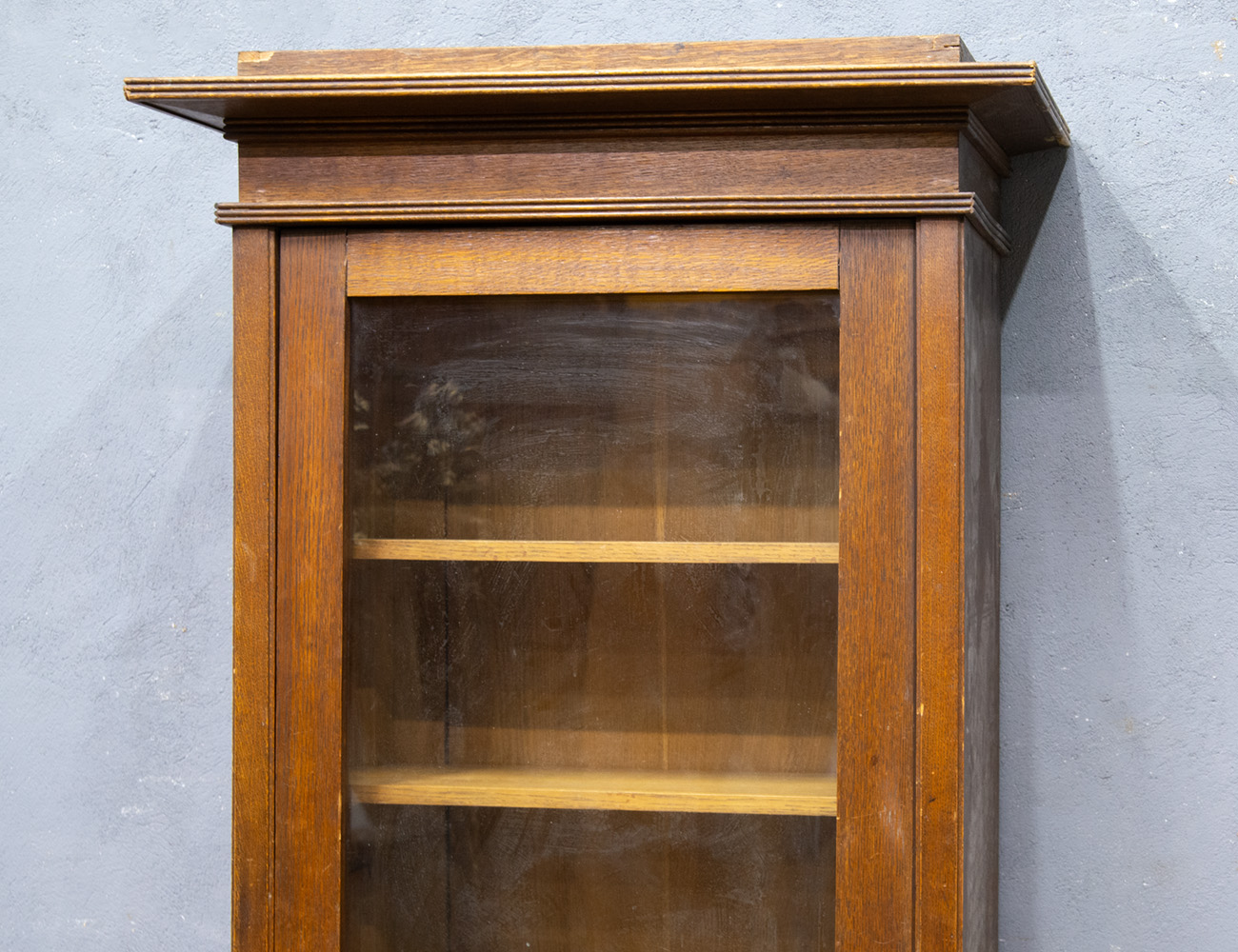 Антикварный книжный шкаф