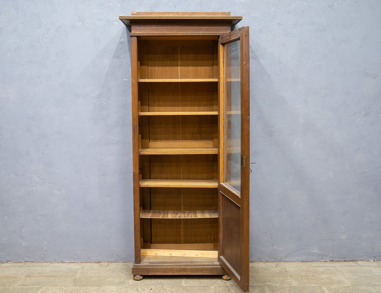 Антикварный книжный шкаф