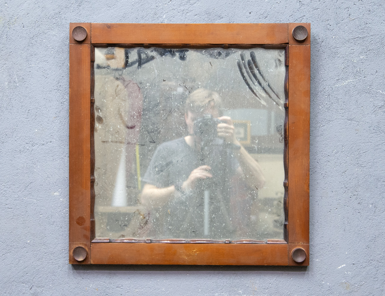 Старинное настенное зеркало