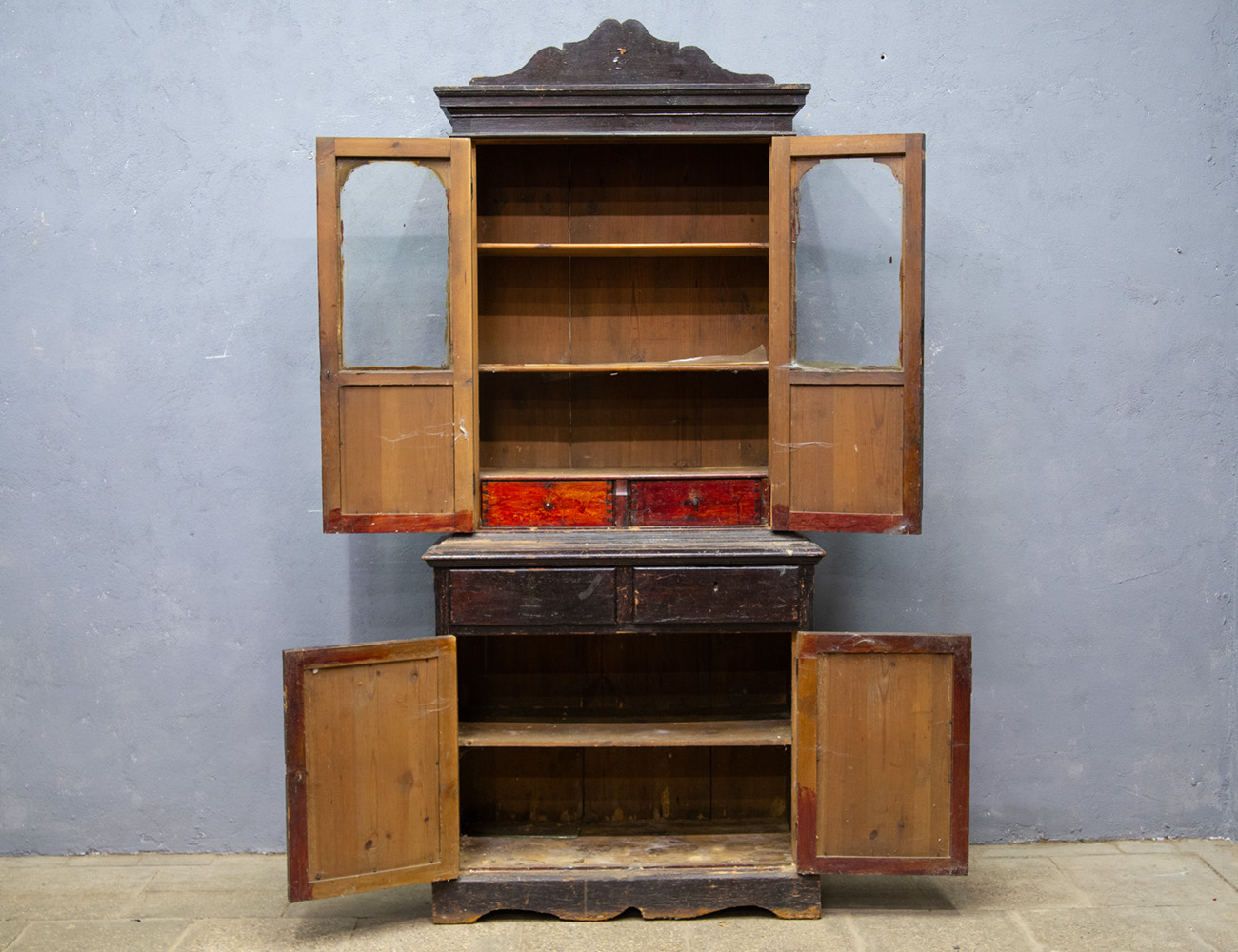 Старинный деревенский буфет