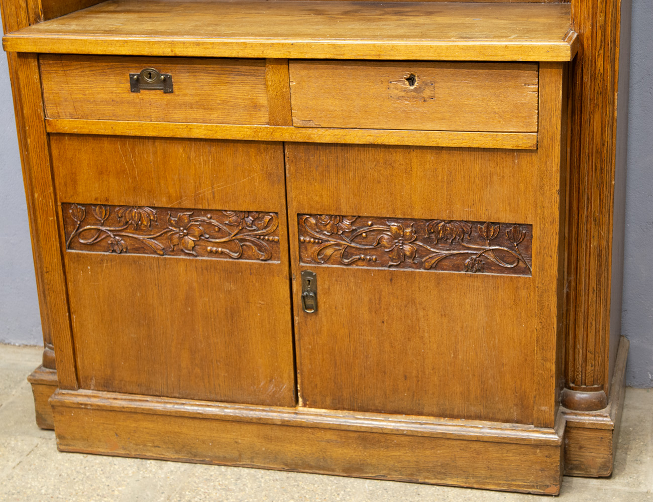 Антикварный дубовый буфет