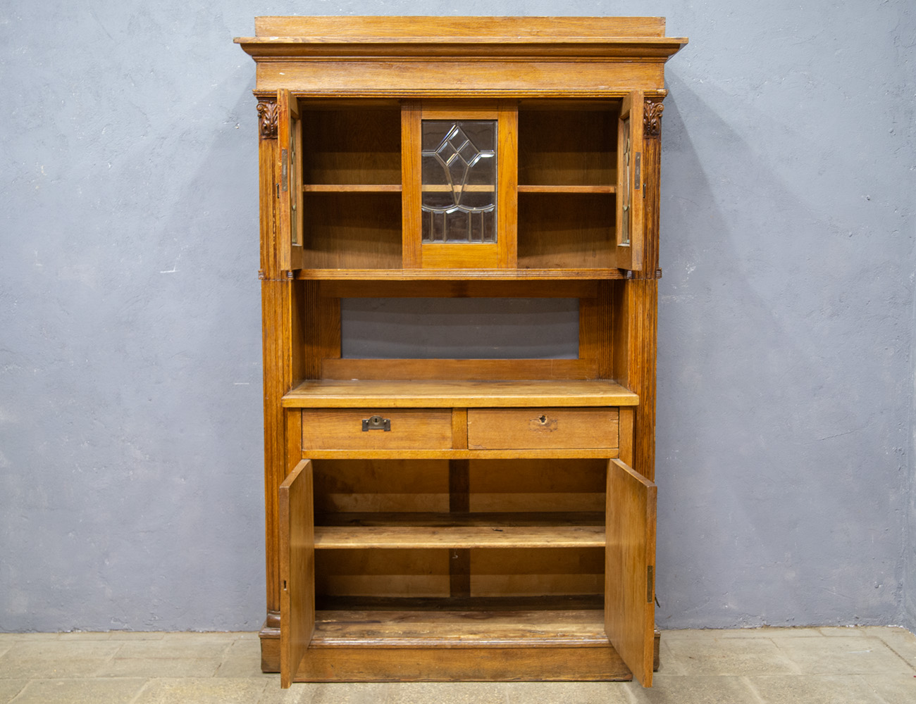 Антикварный дубовый буфет