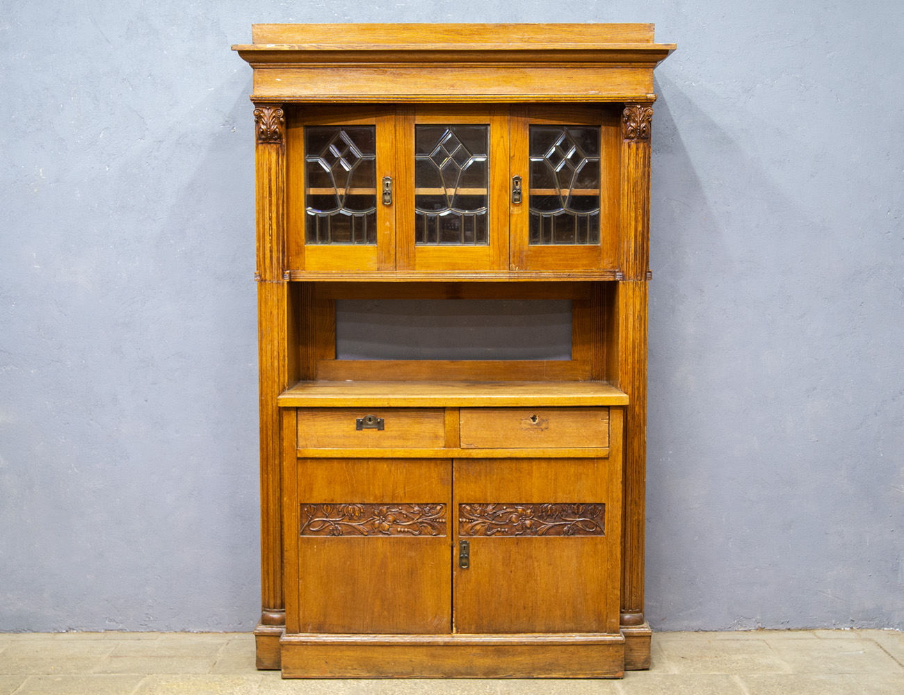 Антикварный дубовый буфет