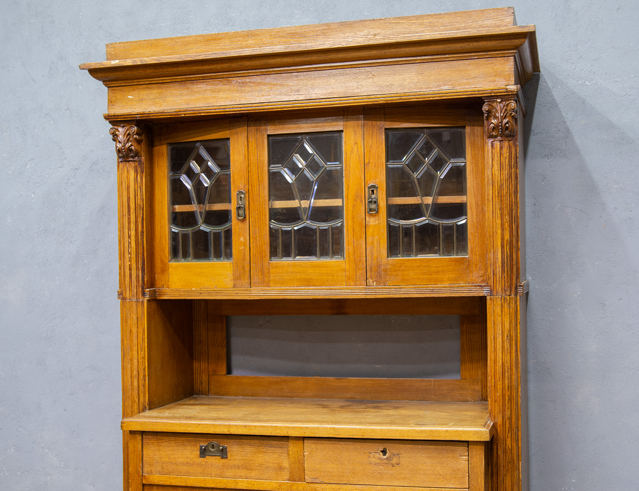 Антикварный дубовый буфет