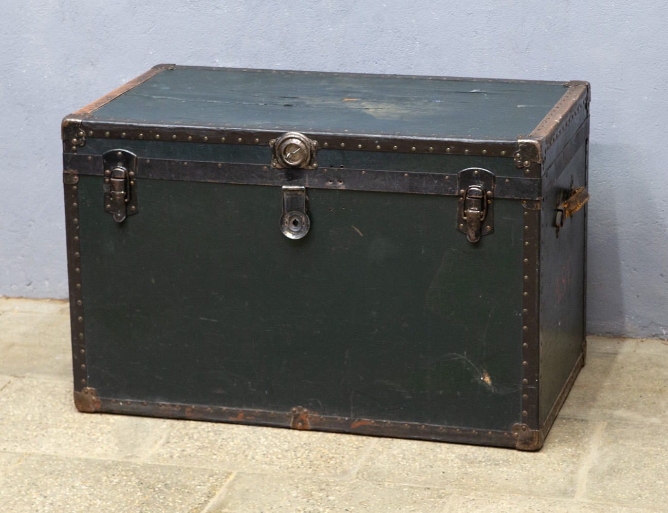 Антикварный дорожный кофр