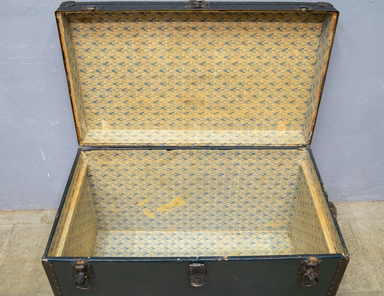 Антикварный дорожный кофр