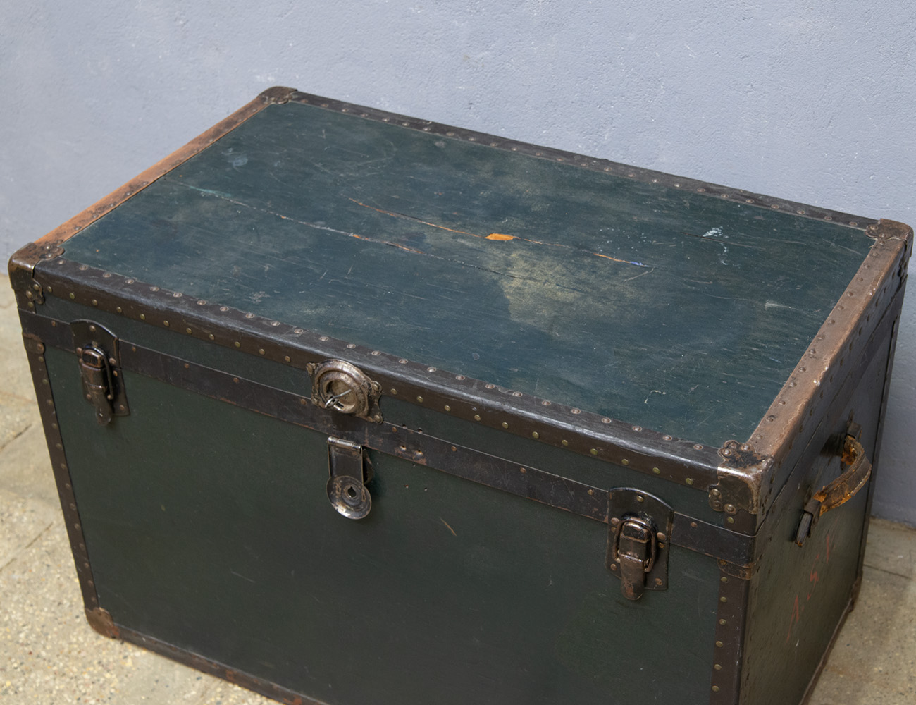 Антикварный дорожный кофр