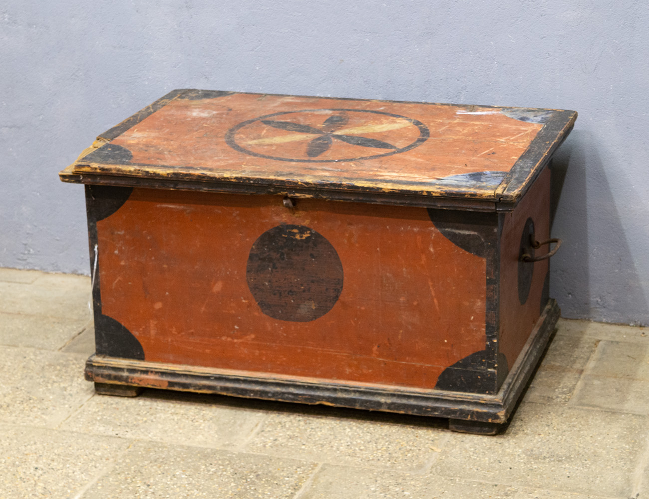 Антикварный расписной сундук