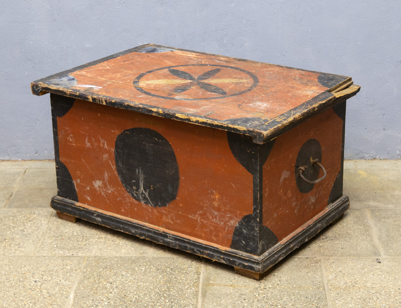 Антикварный расписной сундук