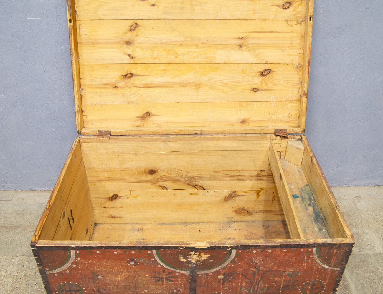 Антикварный расписной сундук