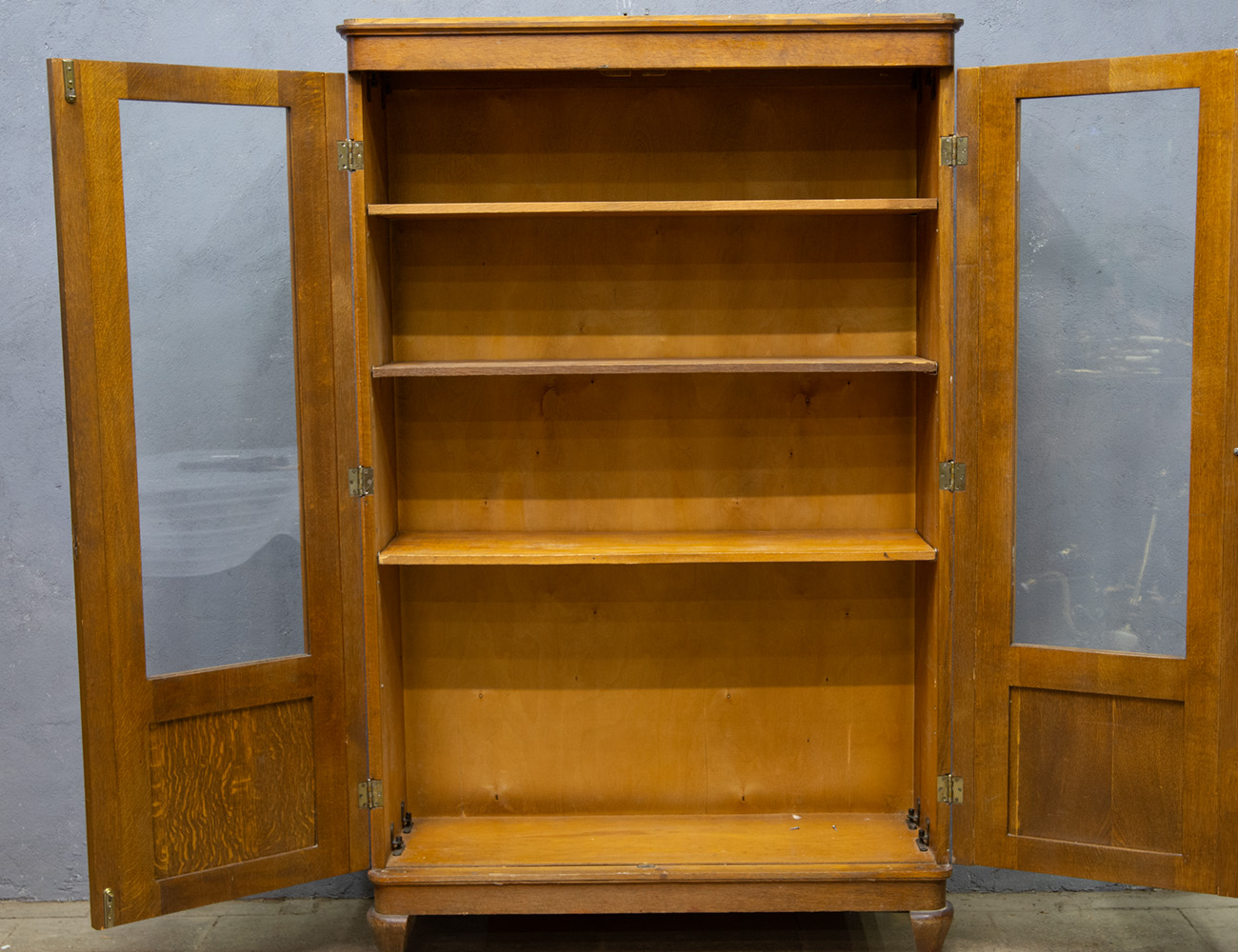 Старинный дубовый книжный шкаф