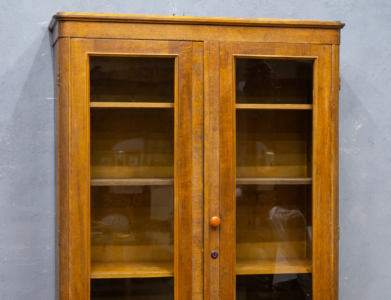 Старинный дубовый книжный шкаф