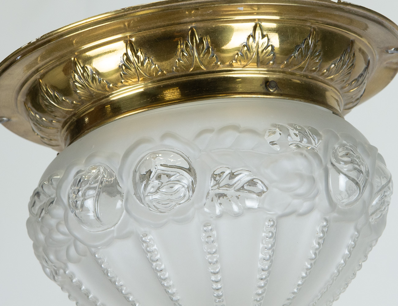 Старинный потолочный светильник