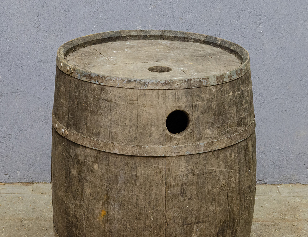 Старинная дубовая винная бочка
