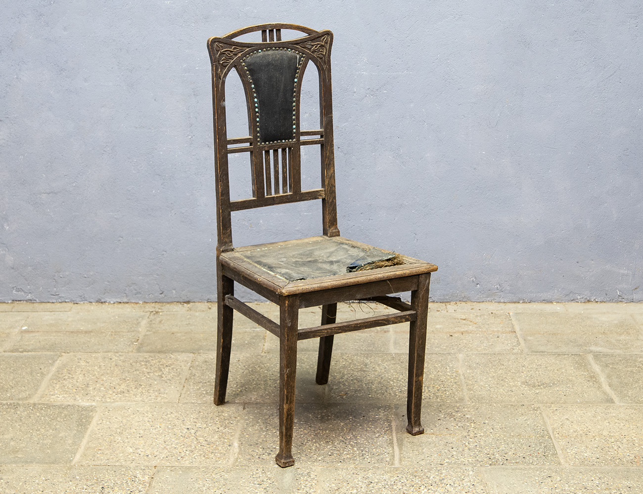 Антикварный дубовый стул в стиле модерн