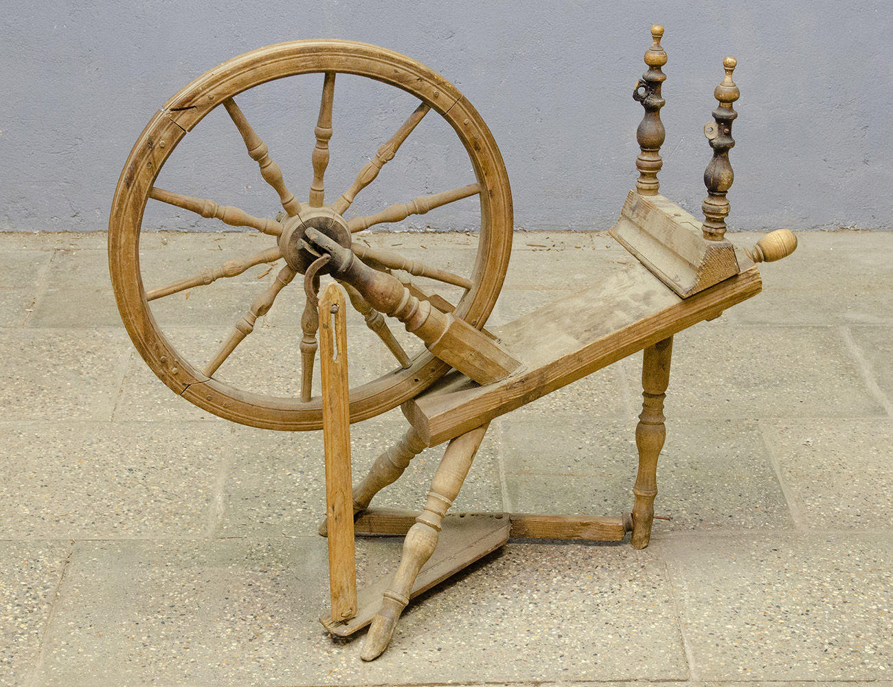 Старинная деревенская самопрялка
