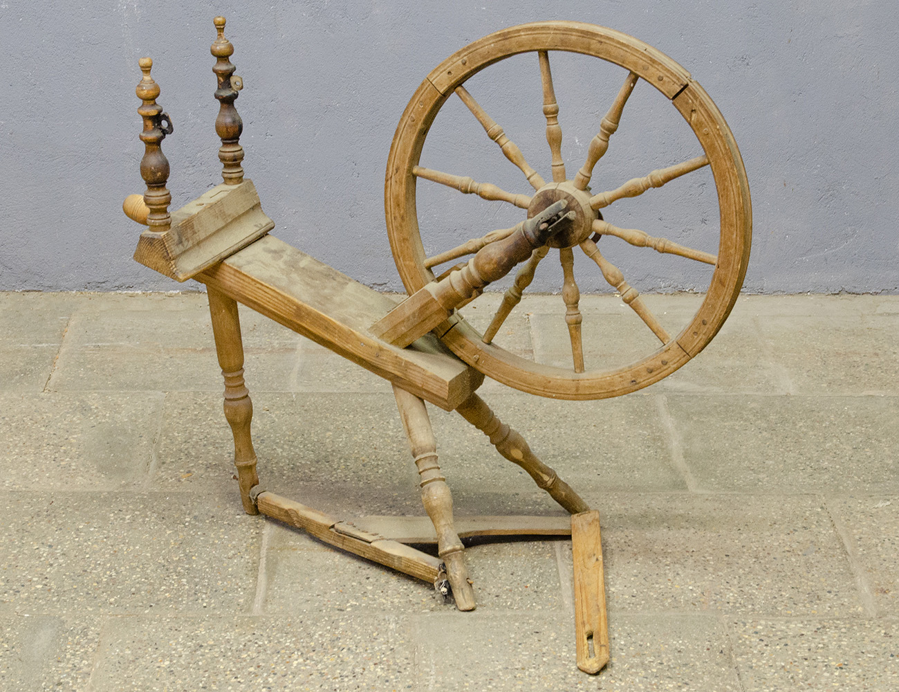 Старинная деревенская самопрялка