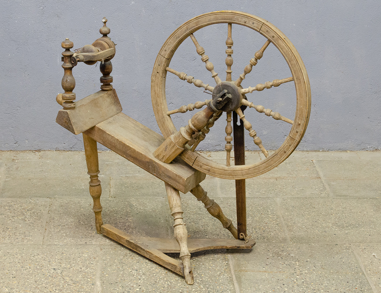 Старинная деревенская самопрялка