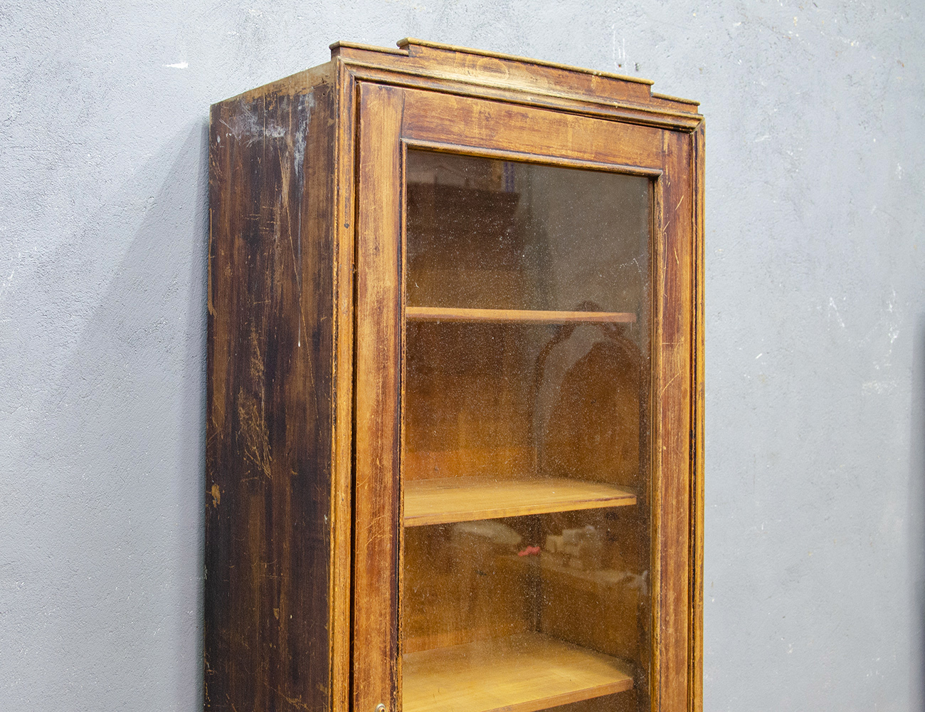 Старинный книжный шкаф