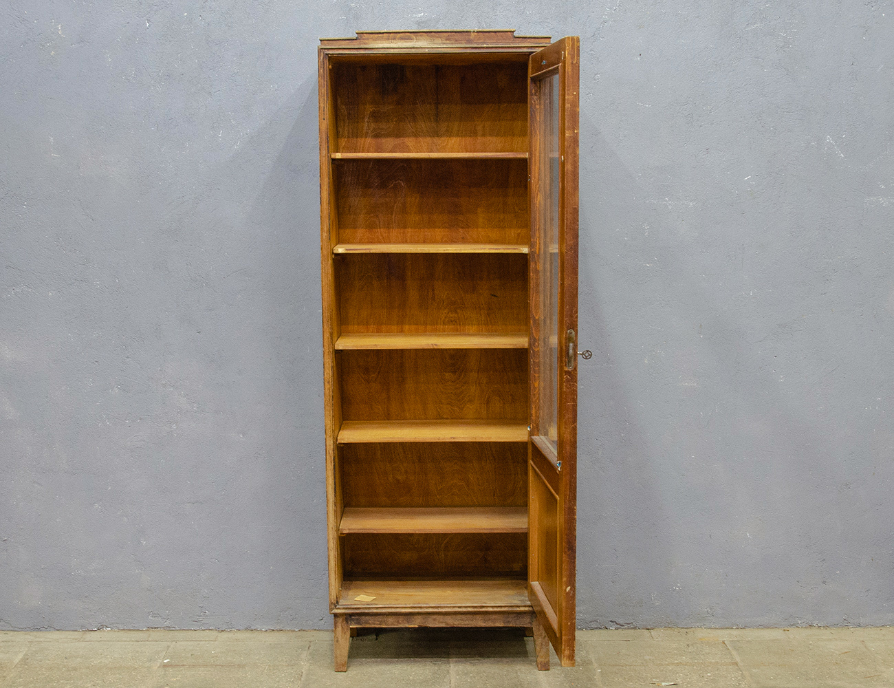 Старинный книжный шкаф